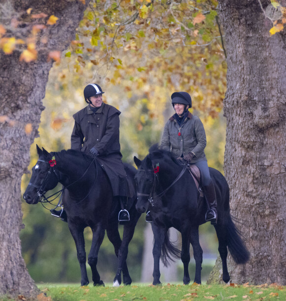 Le prince Andrew fait du cheval dans le parc du château de Windsor, le 12 novembre 2021.