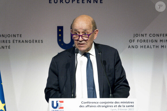 Jean-Yves Le Drian, ministre de l'Europe et des affaires étrangères lors d'une conférence de presse conjointe des ministres des affaires étrangères et des ministres de la santé à Lyon le 9 février 2022.