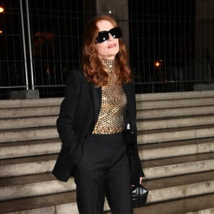 Isabelle Huppert à l'exposition de Anne Imhof "Natures Mortes" en partenariat avec Burberry au palais de Tokyo à Paris le 18 octobre 2021. © Veeren / Bestimage 