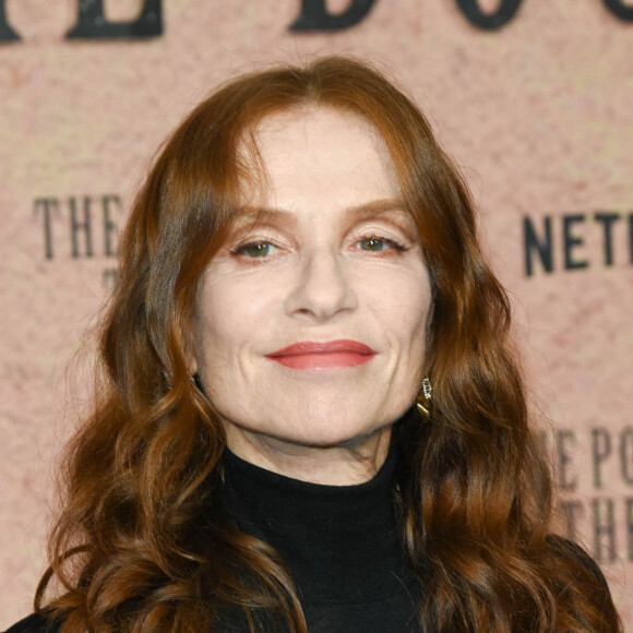 Isabelle Huppert - Avant première du film "The Power of the Dog" (Le Pouvoir du chien) avant sa diffusion sur Netflix au cinéma UGC Normandie à Paris le 18 octobre 2021. © Coadic Guirec/Bestimage 