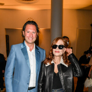 Isabelle Huppert au front row du défilé de mode Lanvin lors de la la Fashion Week printemps/été 2022 à Paris, France, le 3 octobre 2021. © Veeren Ramsamy-Christophe Clovis/Bestimage 