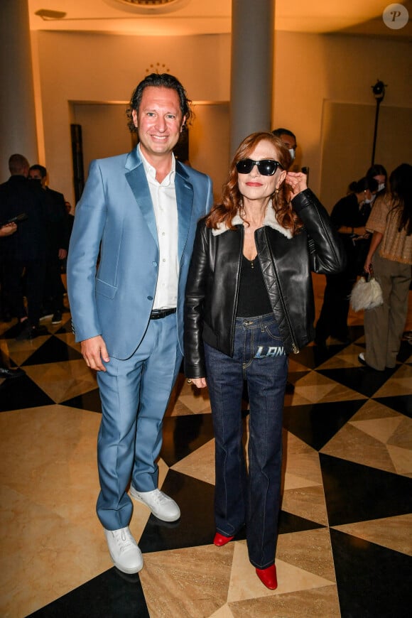 Isabelle Huppert au front row du défilé de mode Lanvin lors de la la Fashion Week printemps/été 2022 à Paris, France, le 3 octobre 2021. © Veeren Ramsamy-Christophe Clovis/Bestimage 