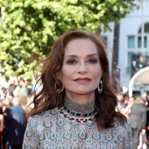 Isabelle Huppert - Montée des marches du film " Aline " lors du 74ème Festival International du Film de Cannes. Le 13 juillet 2021 © Borde-Jacovides-Moreau / Bestimage