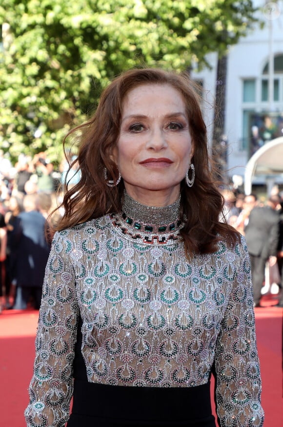 Isabelle Huppert - Montée des marches du film " Aline " lors du 74ème Festival International du Film de Cannes. Le 13 juillet 2021 © Borde-Jacovides-Moreau / Bestimage