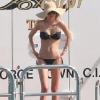Miranda Kerr sur un superbe yacht, à Saint-Barthelemy, le 2 janvier 2010.