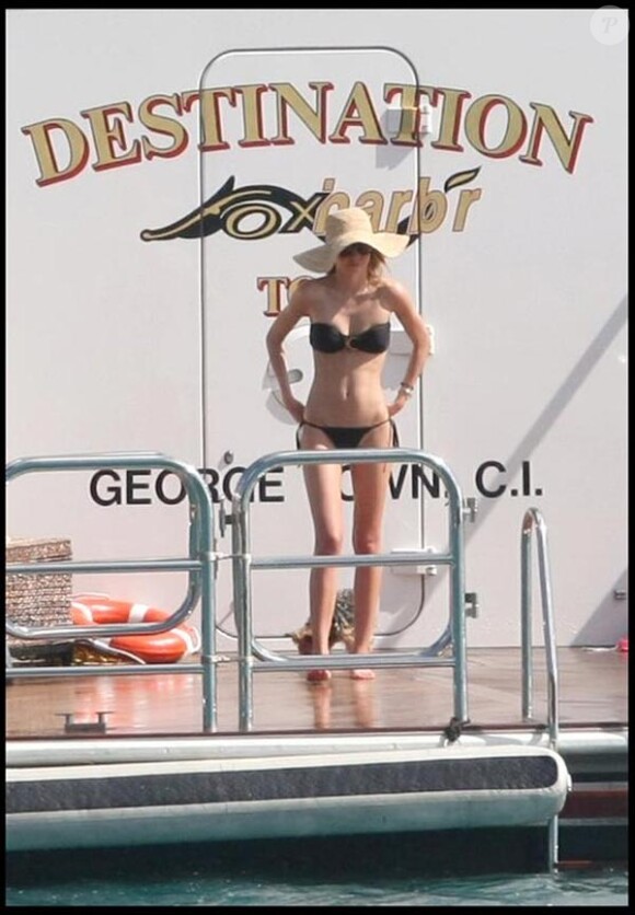Miranda Kerr sur un superbe yacht, à Saint-Barthelemy, le 2 janvier 2010.