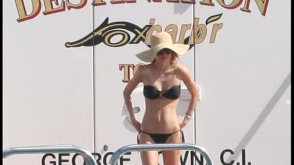 La superbe Miranda Kerr joue la sirène sur la plage... pour les beaux yeux de son Orlando Bloom et Jason Statham !