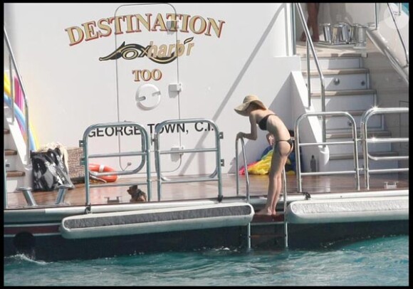Miranda Kerr sur un superbe yacht, à Saint-Barthelemy, le 2 janvier 2010.