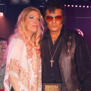 Exclusif - Loana (Loana Petrucciani), Eric Prayer (sosie d'Elvis Presley) - Concert de Eryl Prayer (sosie d'Elvis Presley) lors de la tournée "Elvis Tour intimiste" avec la participation de Loana au bateau théâtre "Le Nez Rouge" à Paris, le 26 juin 2021. © Christophe Clovis / Bestimage