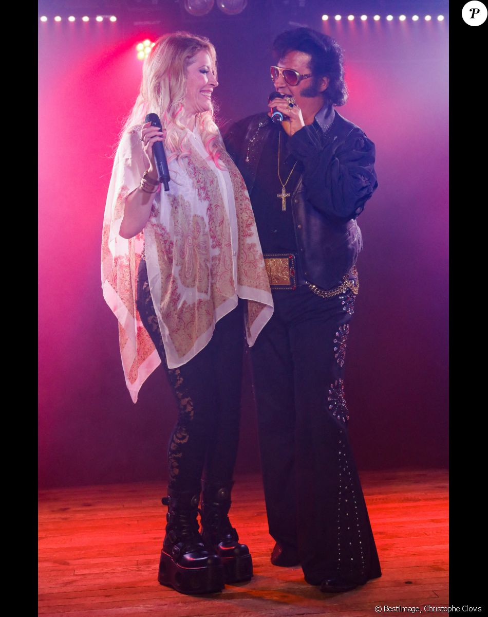 Exclusif - Loana (Loana Petrucciani), Eric Prayer (sosie d'Elvis Presley) - Concert de Eryl Prayer (sosie d'Elvis Presley) lors de la tournée "Elvis Tour intimiste" avec la participation de Loana au bateau théâtre "Le Nez Rouge" à Paris, le 26 juin 2021. © Christophe Clovis / Bestimage