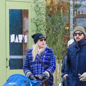 Exclusif - Kate Hudson avec son fiancé Danny Fujikawa et leur fille Rani, se promènent à New York, le 30 janvier 2022.