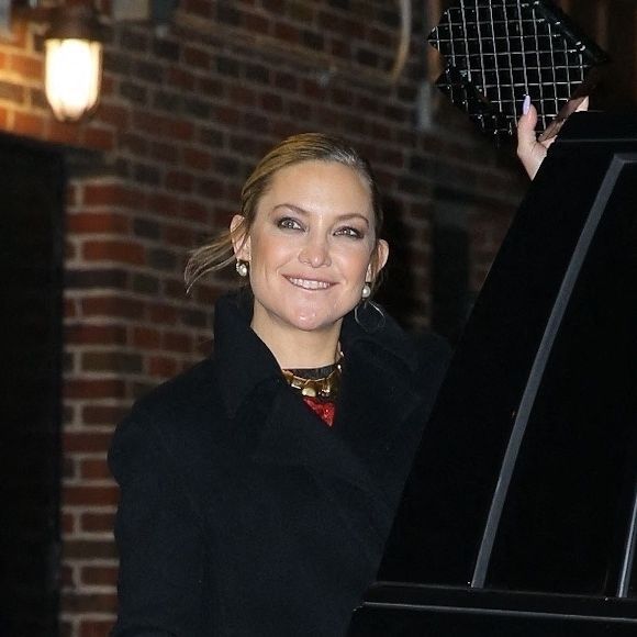Kate Hudson quitte le plateau de l'émission "The Late Show With Stephen Colber" à New York le 27 janvier 2022.
