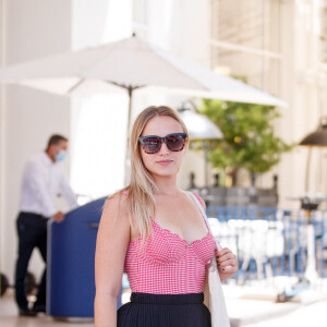 Chloé Jouannet à la sortie de l'hôtel Martinez en marge du 74ème festival international du film de Cannes le 11 juillet 2021