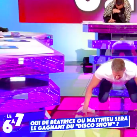 Matthieu Delormeau, déchaîné, manque de casser un élément de plateau dans Touche pas à mon poste