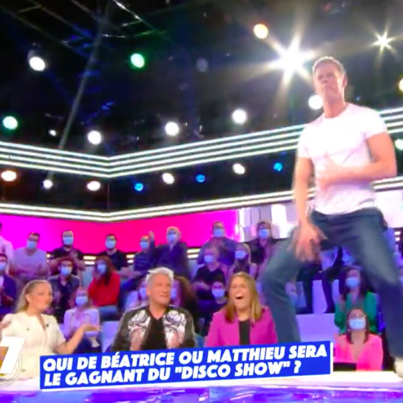 Matthieu Delormeau, déchaîné, manque de casser un élément de plateau dans Touche pas à mon poste