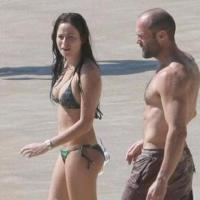 Jason Statham avec sa chérie sur une plage paradisiaque de St-Barth'... Quel pied !