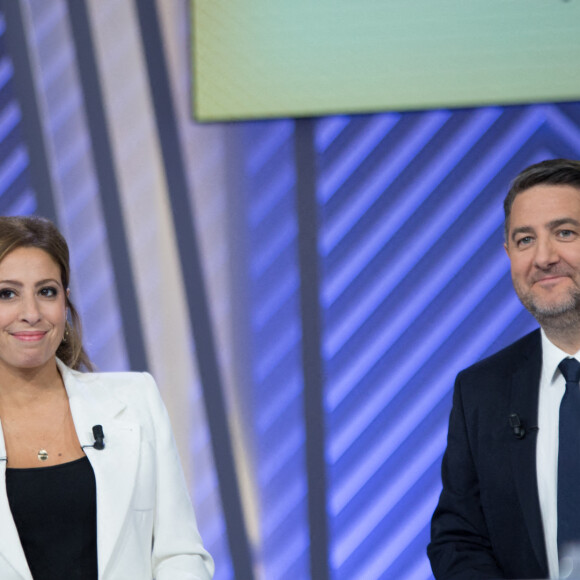 Léa Salamé et Laurent Guimier animant le départ des primaires LR le 30 novembre 2021