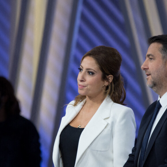 Léa Salamé et Laurent Guimier animant le départ des primaires LR le 30 novembre 2021