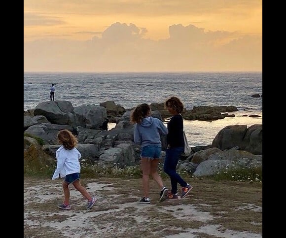 Isabelle Saporta avec ses deux filles nées d'une précédente relation en Bretagne - 2019