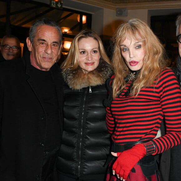 Thierry Ardisson et sa femme Audrey Crespo-Mara, Arielle Dombasle et guest - Lancement du numéro 75 de la revue littéraire "La règle du jeu", avec pour thème "Comment lisez-vous ?", au Café de Flore à Paris. © Coadic Guirec / Bestimage