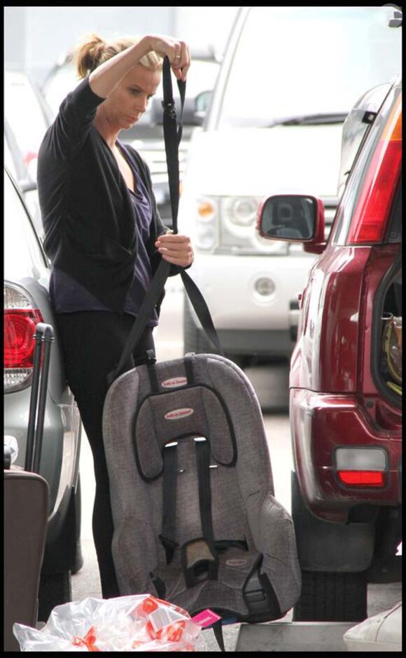 Rachel Griffiths, en famille, à son arrivée à l'aéroport de Sydney le 1 er janvier 2010.