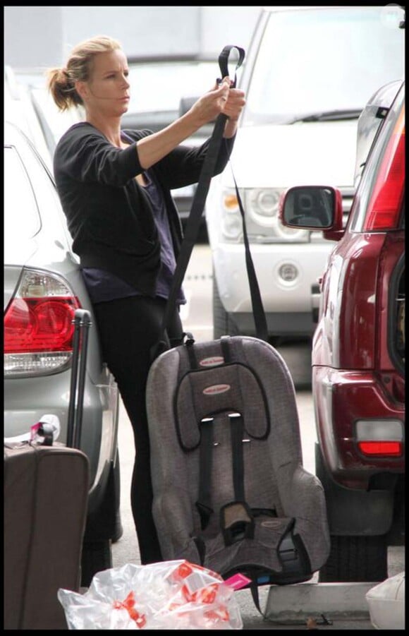 Rachel Griffiths, en famille, à son arrivée à l'aéroport de Sydney le 1 er janvier 2010.