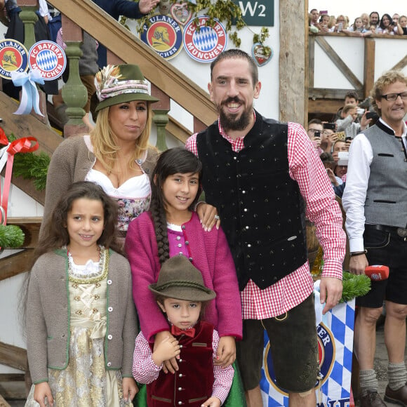 Franck Ribery célèbre la fête de la bière "Oktoberfest" avec sa femme Wahiba et ses enfants Salif, Shakinez et Hizya à Munich en Allemagne le 5 octobre 2014.