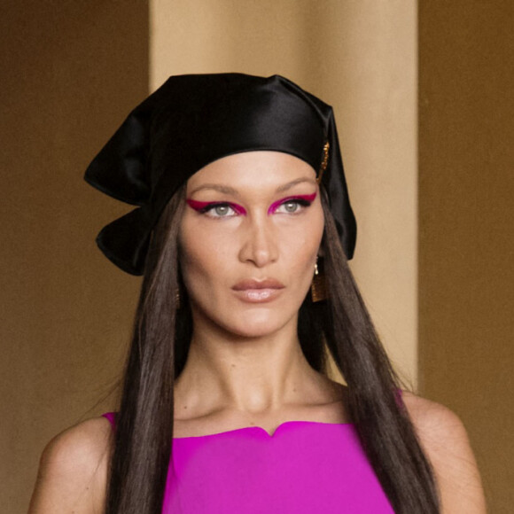 Bella Hadid défile pour Versace (collection automne-hiver 2021-2022) à Milan. Le 5 mars 2021.