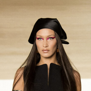 Bella Hadid défile pour Versace (collection automne-hiver 2021-2022) à Milan. Le 5 mars 2021.