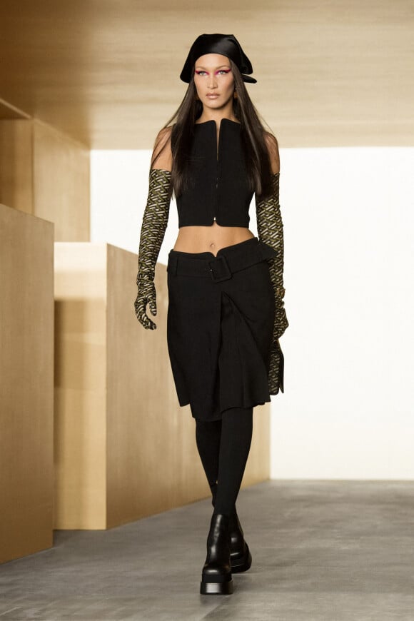 Bella Hadid défile pour Versace (collection automne-hiver 2021-2022) à Milan. Le 5 mars 2021.