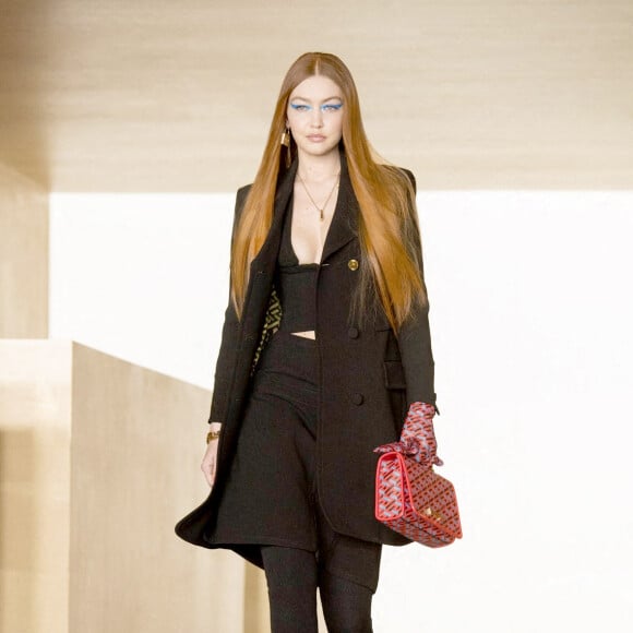 Gigi Hadid défile pour Versace (collection automne-hiver 2021-2022) à Milan. Le 5 mars 2021.