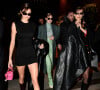 Kendall Jenner, Gigi Hadid et Bella Hadid à la sortie du défilé de mode Versace prêt-à-porter automne-hiver 2020 à Milan le 21 février 2020