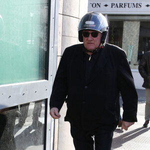 Exclusif - Gérard Depardieu quitte la station de radio RTL en scooter à Paris le 7 mars 2019. 