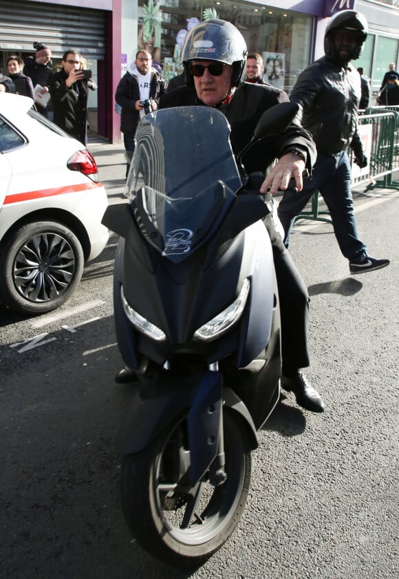 Exclusif - Gérard Depardieu quitte la station de radio RTL en scooter à Paris le 7 mars 2019. .