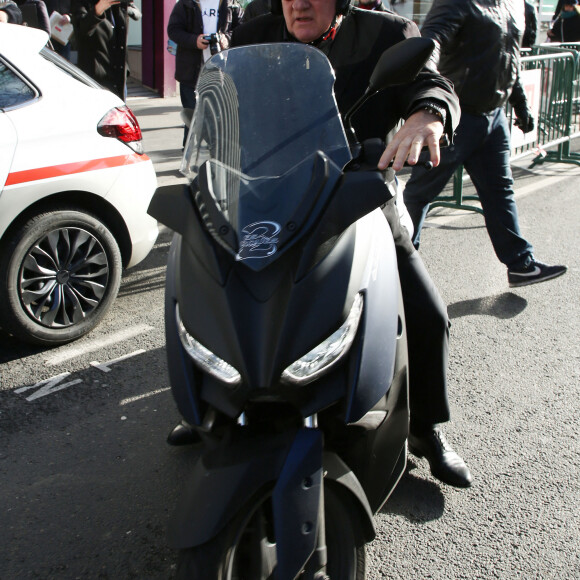 Exclusif - Gérard Depardieu quitte la station de radio RTL en scooter à Paris le 7 mars 2019. .
