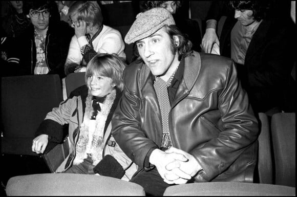 Gérard Depardieu et son fils Guillaume Depardieu au théâtre Bobino, à Paris, en 1979.