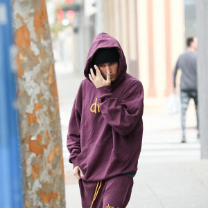 Exclusif - Justin Bieber, en chaussons, à la sortie de ses bureaux à Los Angeles, le 20 novembre 2021.