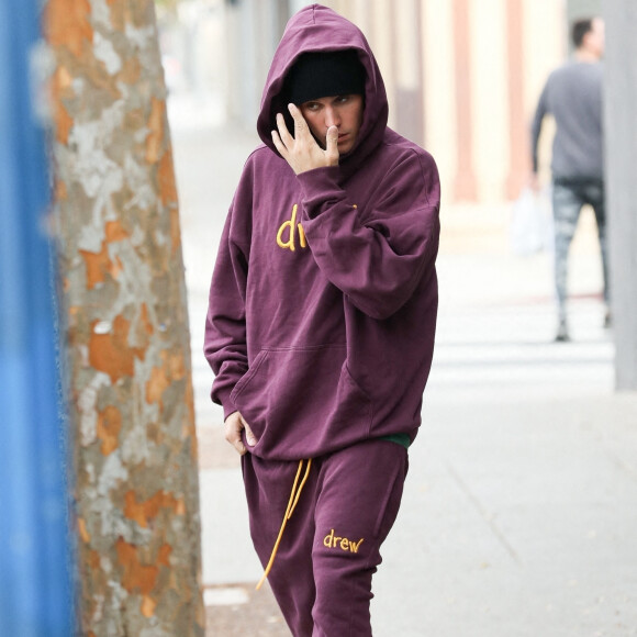 Exclusif - Justin Bieber, en chaussons, à la sortie de ses bureaux à Los Angeles, le 20 novembre 2021.