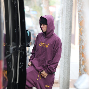 Exclusif - Justin Bieber, en chaussons, à la sortie de ses bureaux à Los Angeles, le 20 novembre 2021.