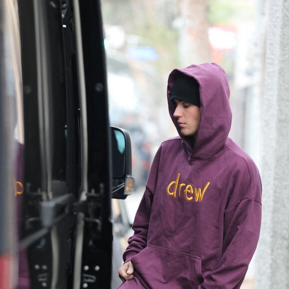 Exclusif - Justin Bieber, en chaussons, à la sortie de ses bureaux à Los Angeles, le 20 novembre 2021.
