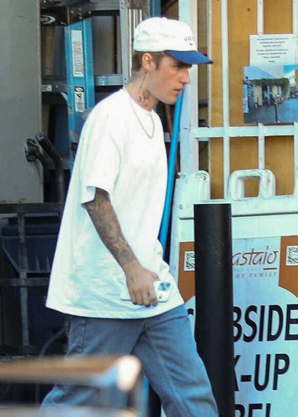 Justin Bieber sort d'un déjeuner à Beverly Hills le 29 novembre 2021.