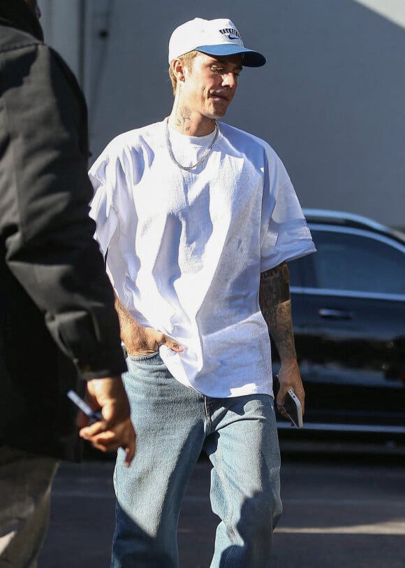 Justin Bieber sort d'un déjeuner à Beverly Hills le 29 novembre 2021.