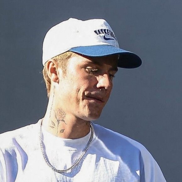 Justin Bieber sort d'un déjeuner à Beverly Hills le 29 novembre 2021.