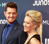 Michael Bublé et sa femme Luisa Lopilato enceinte posent sur le tapis rouge des Juno Awards à Vancouver