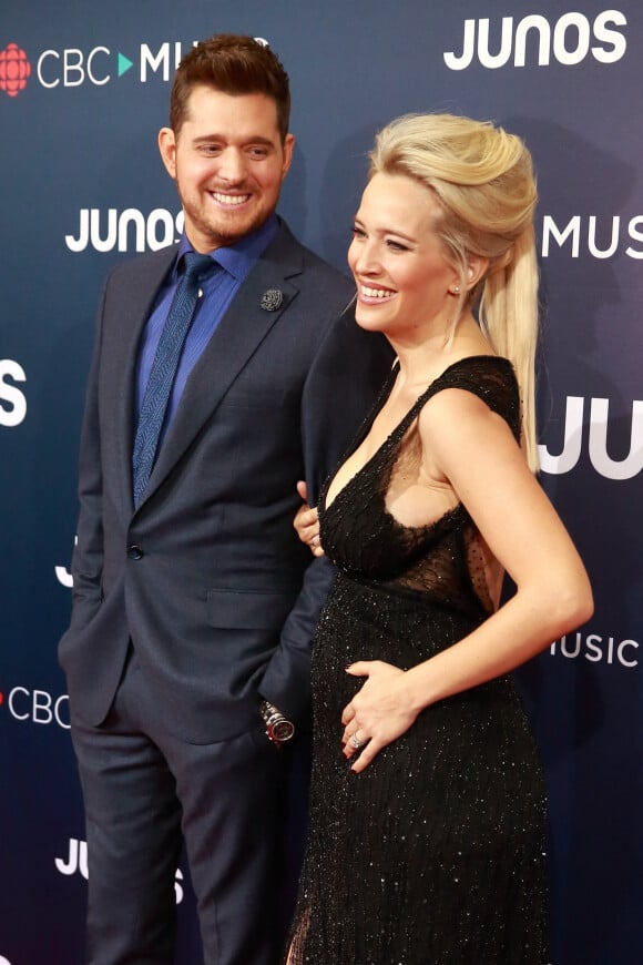 Michael Bublé et sa femme Luisa Lopilato enceinte posent sur le tapis rouge des Juno Awards à Vancouver