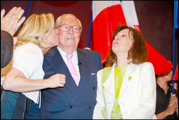Jean-Marie Le Pen recevant un baiser de sa fille Marine lors des élections européennes en 2009