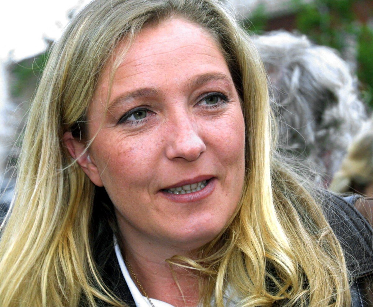 Photo : Portrait De Marine Le Pen En 2002 - Purepeople