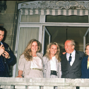 Jean-Marie Le Pen en 1988 avec ses filles Marine, Marie-Caroline et Yann lors du premier tour des élections présidentielles