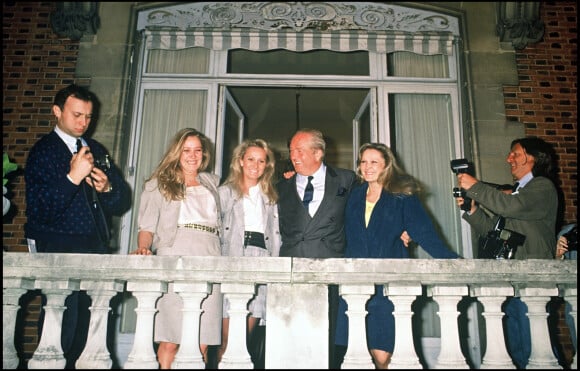 Jean-Marie Le Pen en 1988 avec ses filles Marine, Marie-Caroline et Yann lors du premier tour des élections présidentielles