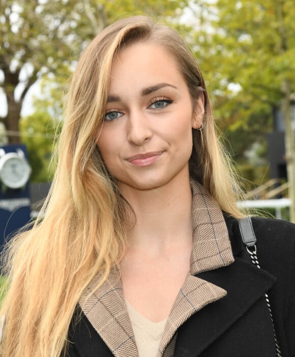 Emma Smet au Qatar Prix de l'Arc de Triomphe sur l'hippodrome de Longchamp à Paris © Coadic Guirac/Bestimage